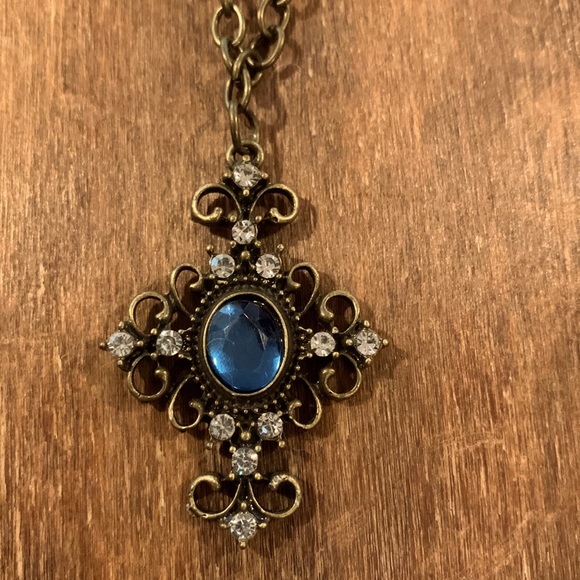 Vintage style cross with long brass chain. - Picture 1 of 2